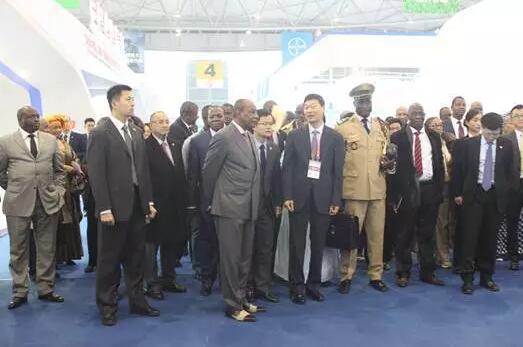 第十六届中国西部国际博览会华山论剑,唯泷泽9DVR影院体验设备独领风骚